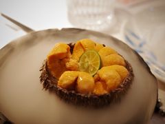 生吃活海胆-品海楼·大连海胆锅贴馆(东港店)