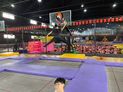 -嘿哟动霸CHUA·新潮玩运动娱乐中心·蹦床滑冰团建乐园
