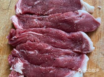 春天减肥餐。先把牛排放点黑胡椒腌制一下，然后切块煎到