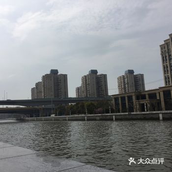 今日苏州河不再有恶臭扑鼻了，呈现在眼前是一派安静祥和