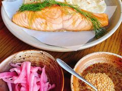 烟熏三文鱼配烤饺子皮和芥末籽酱-BOR Eatery(安福路店)