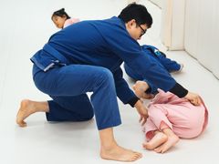 -菠萝格斗巴西柔术训练馆