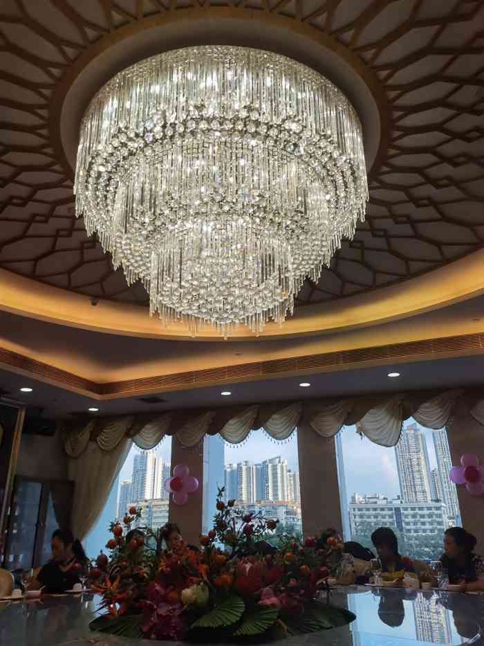 鸿星艺都海鲜酒家