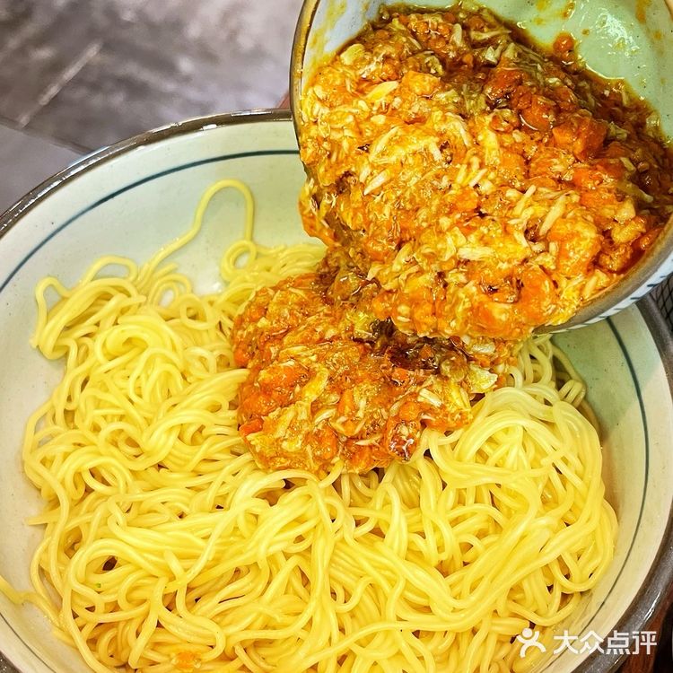 用足足12只蟹做成的蟹黄面是什么体验❗️