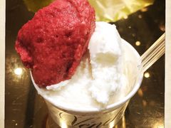 草莓和牛奶冰淇淋-VENCHI 闻绮(北京国贸商城店)