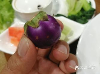 站着老北京的，甜面酱，再嚼一口生菜