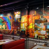 大屏不停闪烁，夜街环境，步入餐厅，感觉漫步于旺角街头