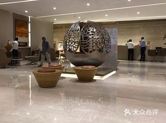这里豪华酒店的定义和国内真不大一样，条件很挤快捷酒店