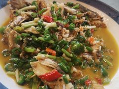 青椒煎鱼头-小芙蓉湘菜馆(易生活购物公园店)