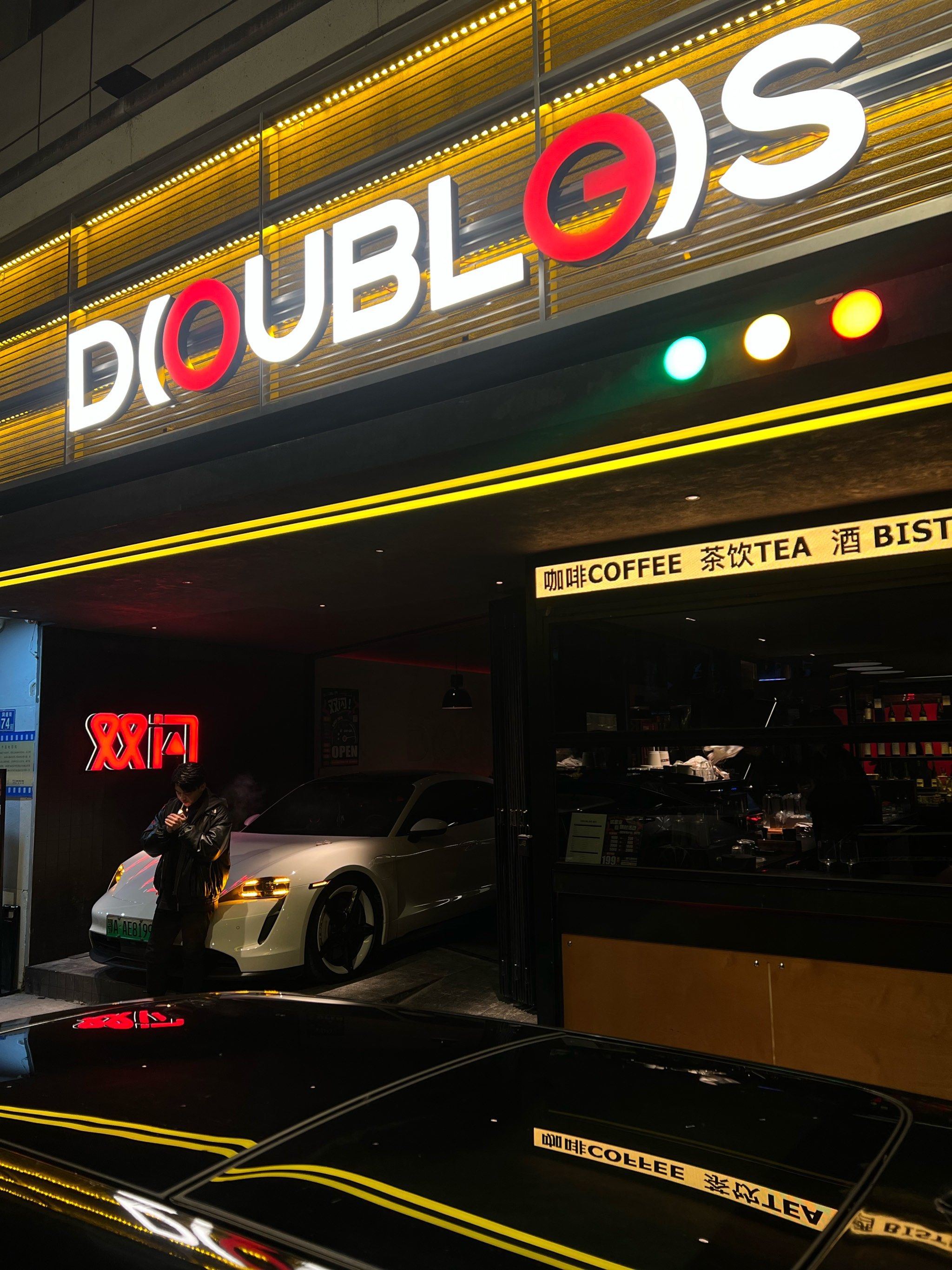 武汉|别太超前!车都停到店里去的咖啡酒吧