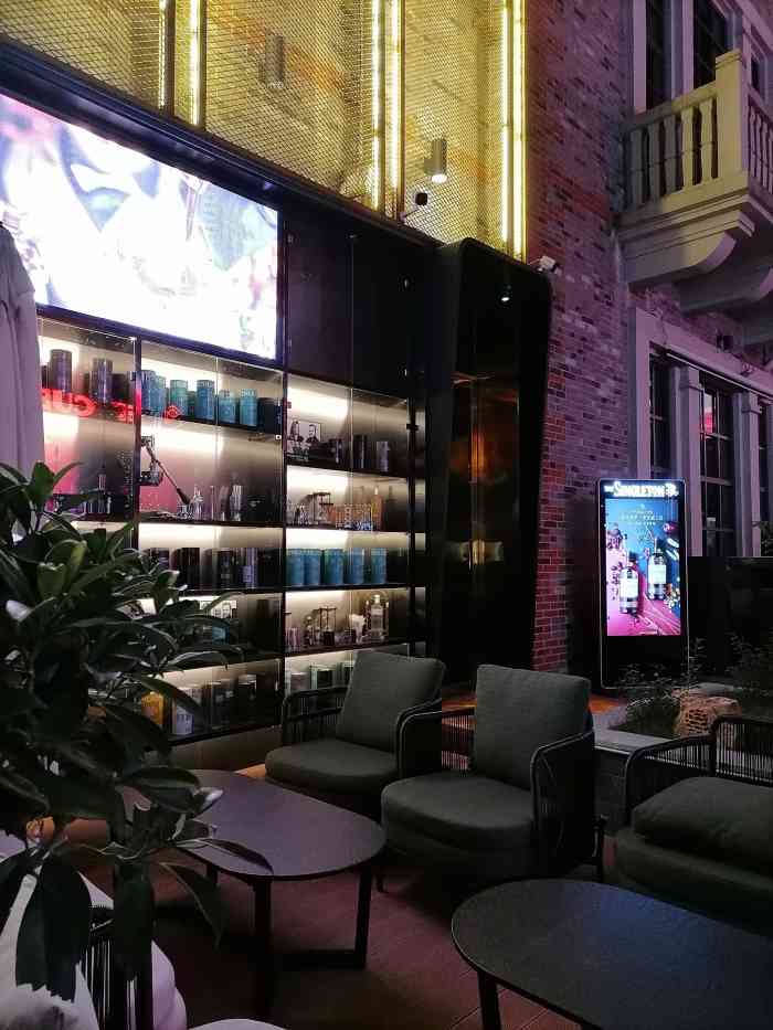 echo club 回声俱乐部-"绿地广场现在真是变成酒吧聚集地了,抽时间.