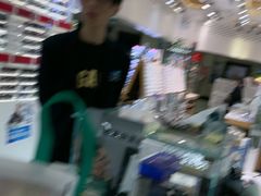 -美式眼镜·授权蔡司.依视路.尼康.豪雅.明月(人民广场店)