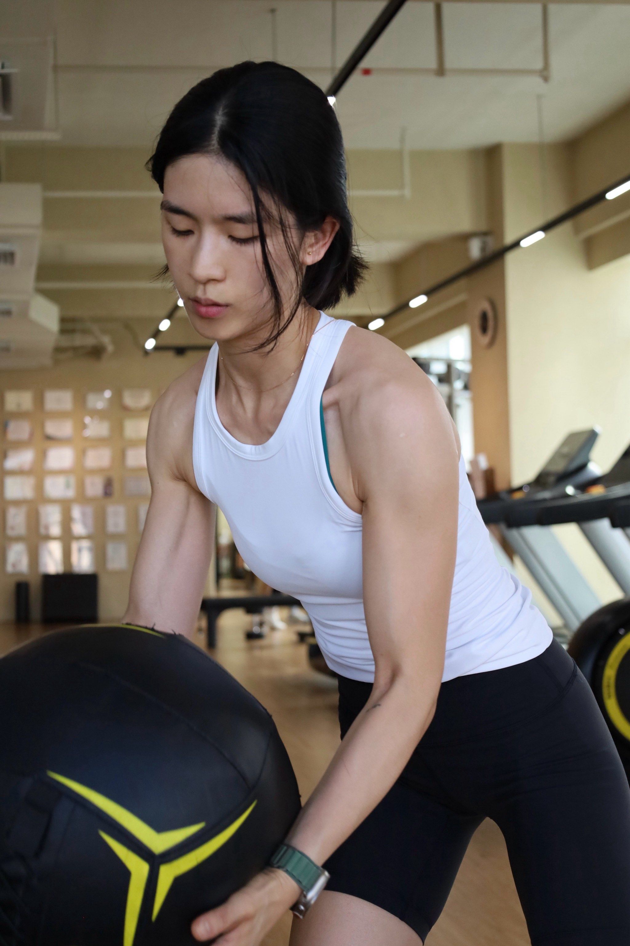 今日砸药球,心率直线上升99美女教练很猛!