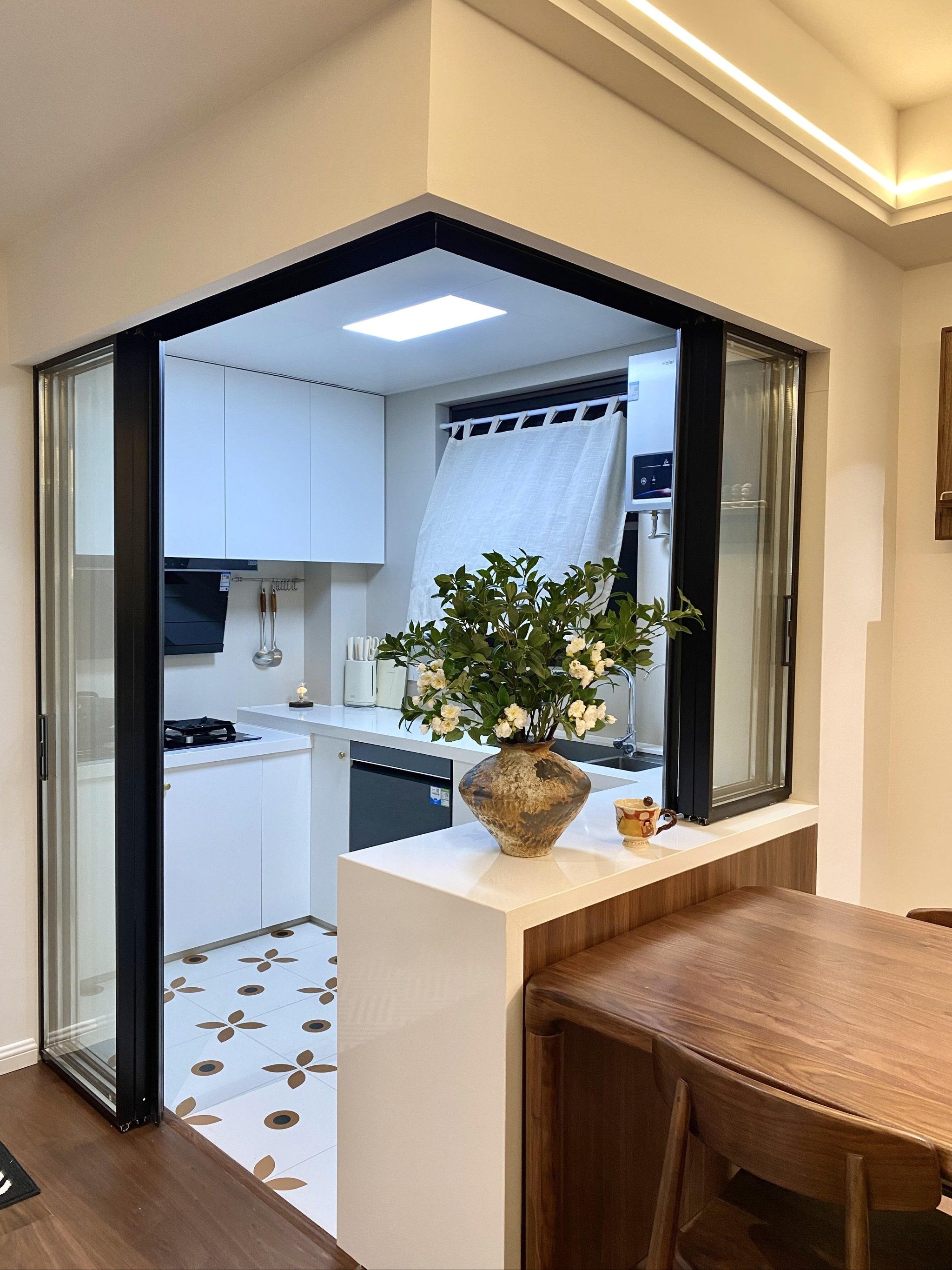 厨房转角柜设计独具匠心,特别适合小户型