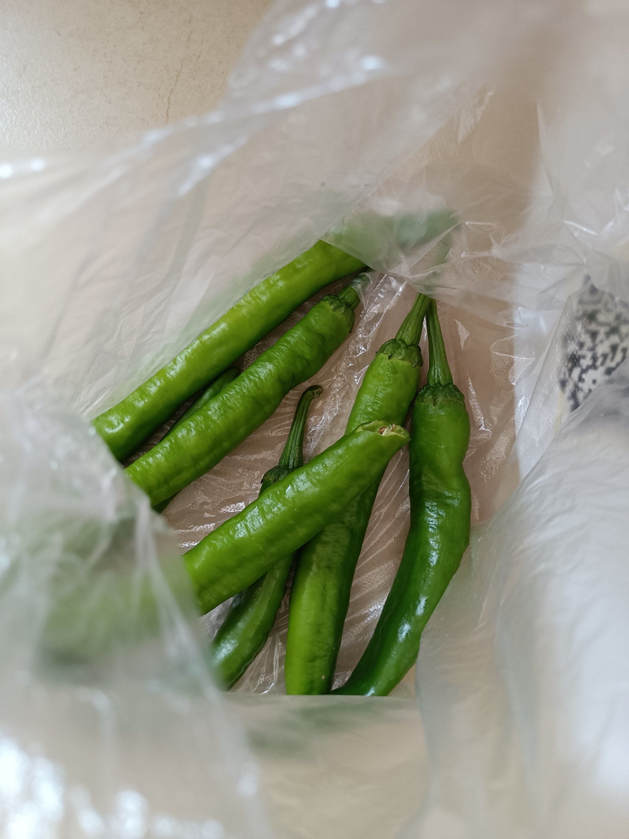 给商家反馈说是门压坏的,说下次给我换好辣椒,我可不想下次再买了