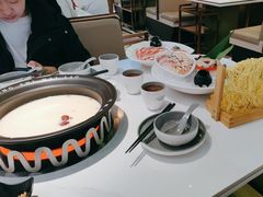 -洪氏嗨捞·广东猪肚鸡·椰子鸡火锅(西咸万象城店)