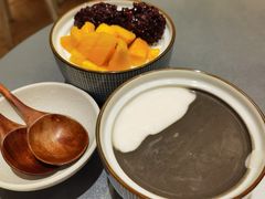 杏仁露拼芝麻糊-小团圆糖水铺(襄阳南路店)