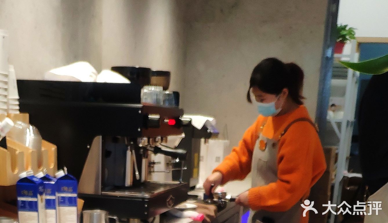 喝完咖啡默默带走了杯子[调皮]