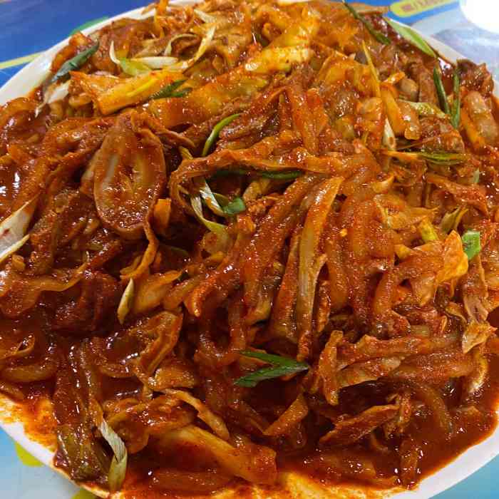 陈小强酸菜炒肚丝-"商城夜市是当地特别火的一条小吃夜市,十分.