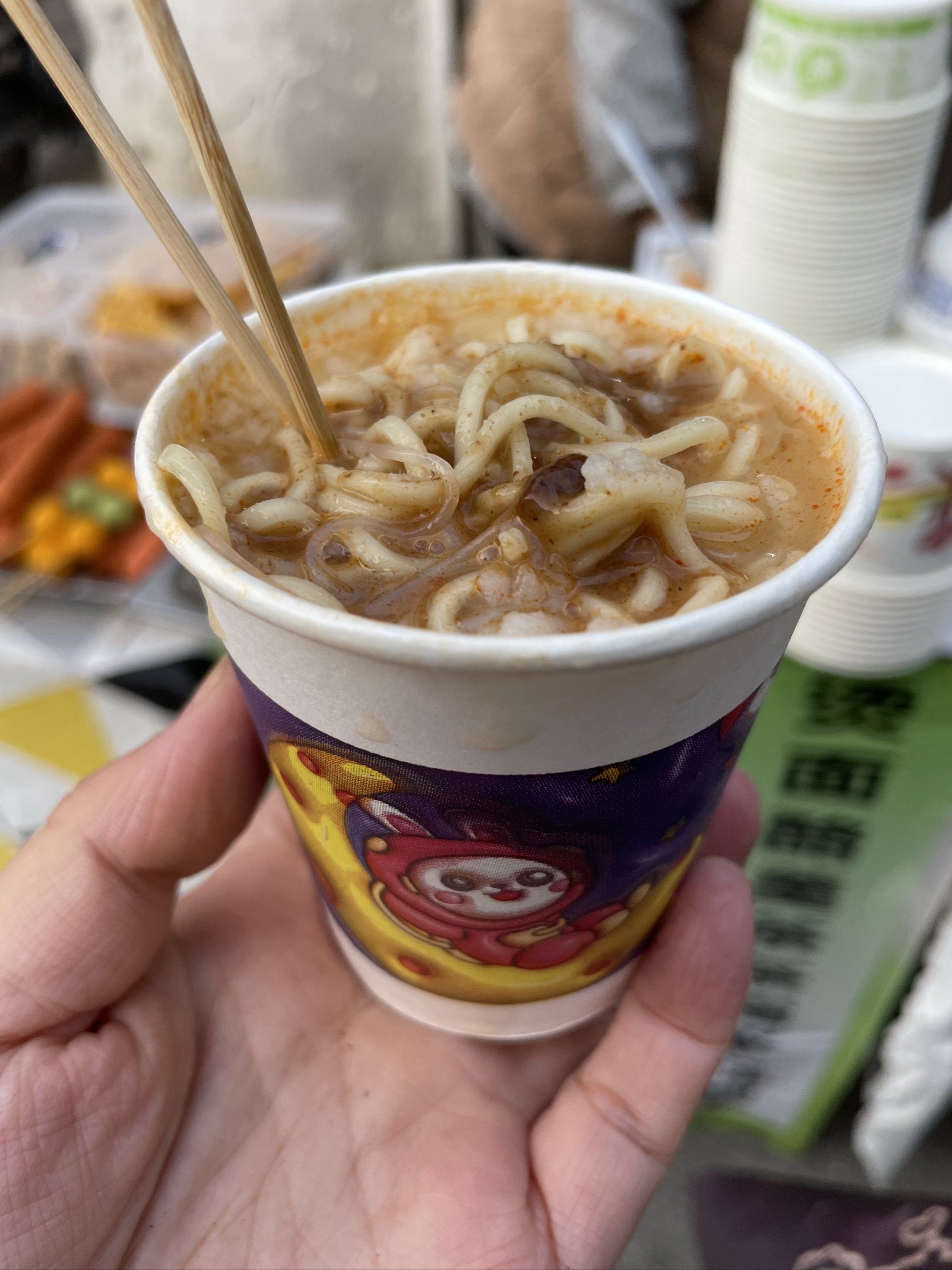 学校门口1元1杯的方便面,有没有小时候的回忆