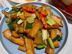 腊八蒜炒杏鲍菇-新加坡瑞珍•海河观景餐厅