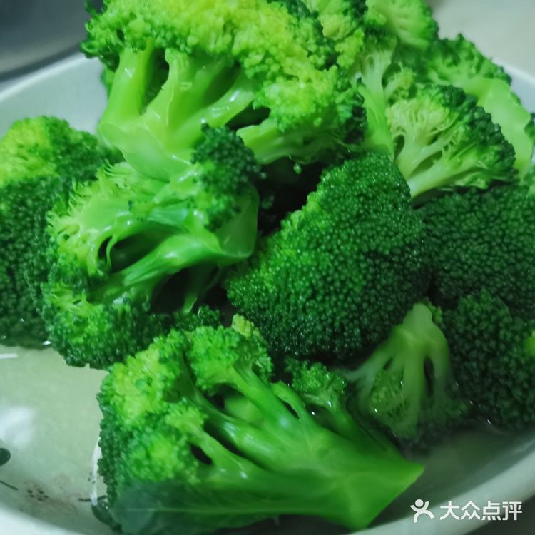 家中冰箱里只剩下番茄和西兰花