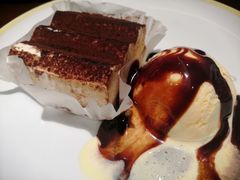 提拉米苏蛋糕配香草冰激凌-萨莉亚意式餐厅(杭州滨江天街店)