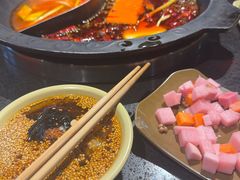 -宽板凳老灶火锅(台湾街店)
