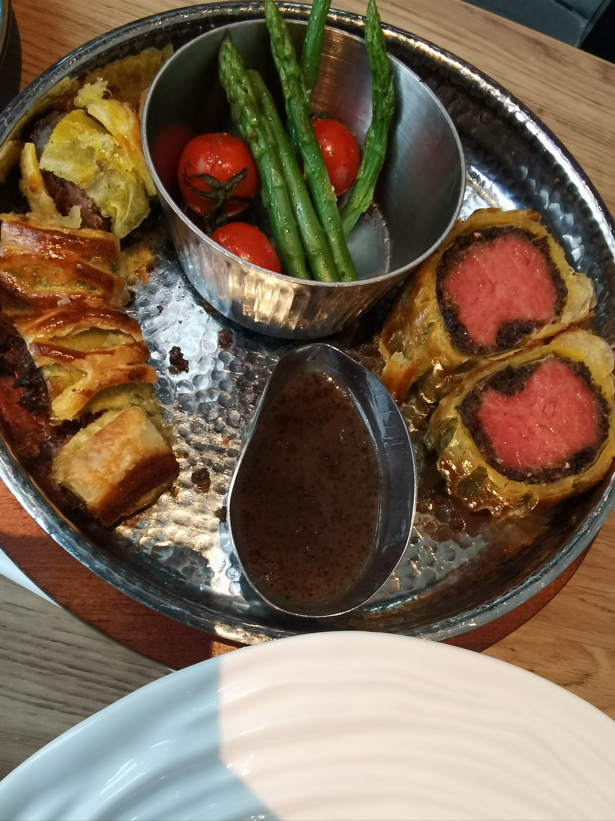 西堤牛排是一家高品质的牛排餐厅,环境舒适