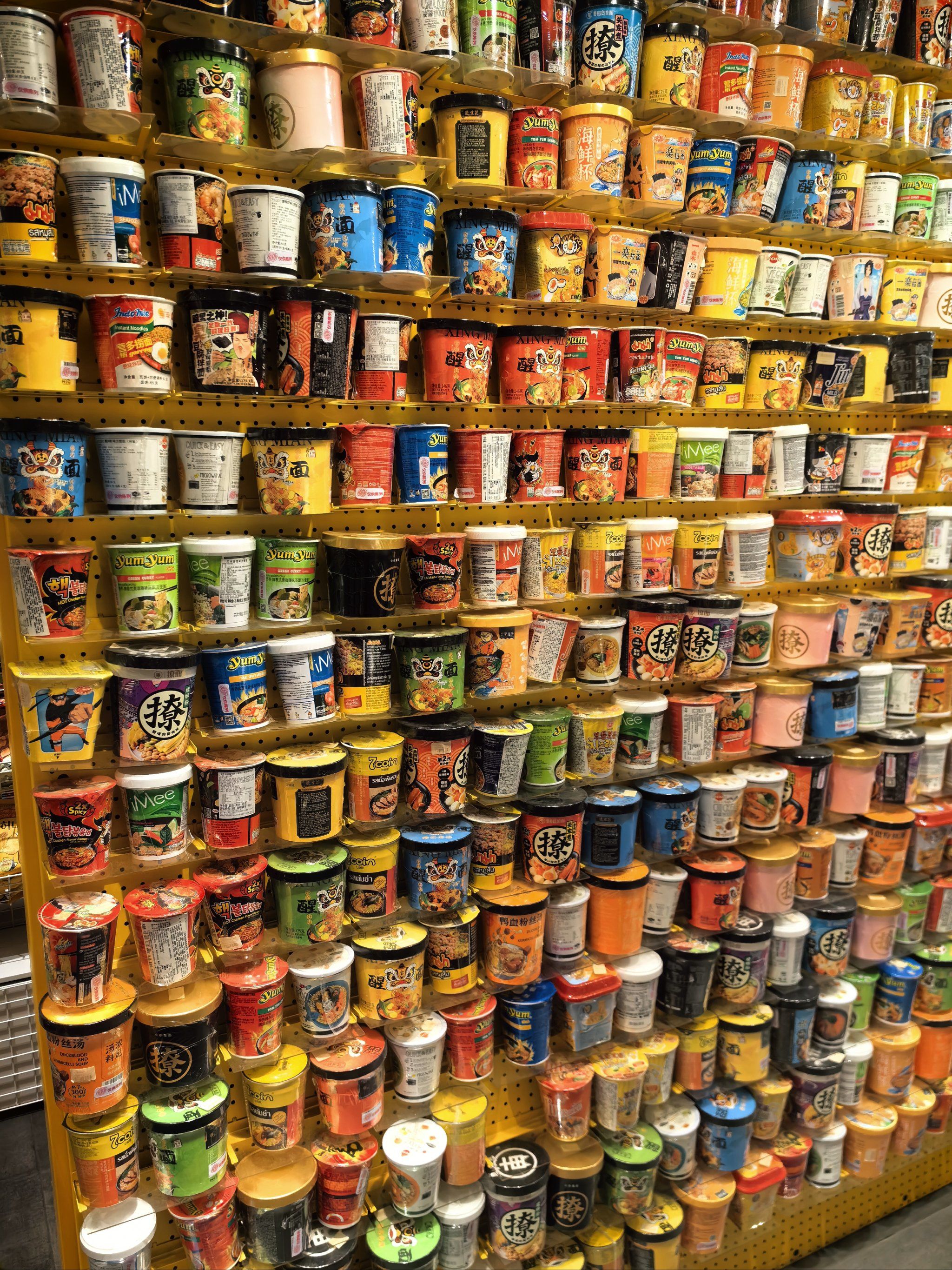 一整墙都是泡面好牛嗷