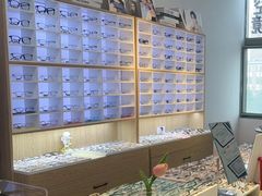 -天空之镜眼镜店蔡司依视路配镜授权零售店(望京颐堤港店)
