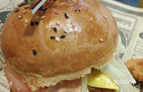 Black Pepper Cheese Grilled Chicken Burger