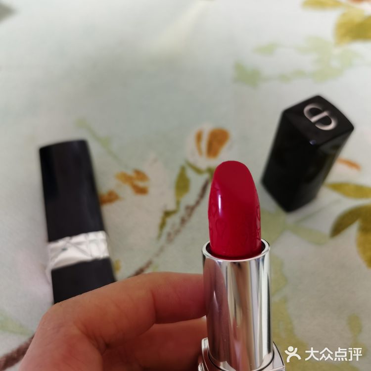 一般如果是膏体印花的专柜价比普通班贵20块钱