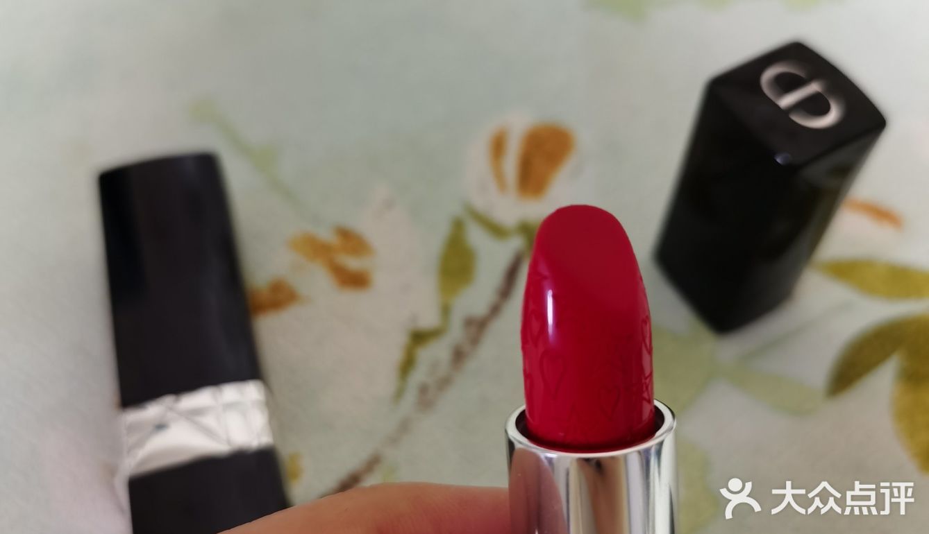 一般如果是膏体印花的专柜价比普通班贵20块钱