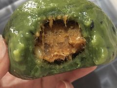 艾叶咸蛋黄肉松青团-王家沙点心店(南京西路总店)