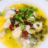 后厨一大排大铁锅，一两分钟就出餐！