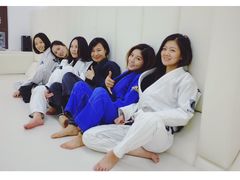 -菠萝格斗巴西柔术训练馆
