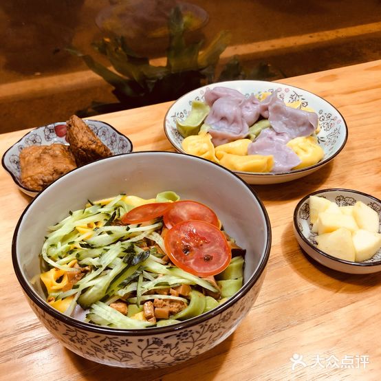 盘子与饺子