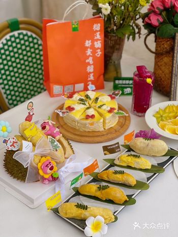 全都以榴莲为主。店里的服务员还会很认真的讲解榴莲知识