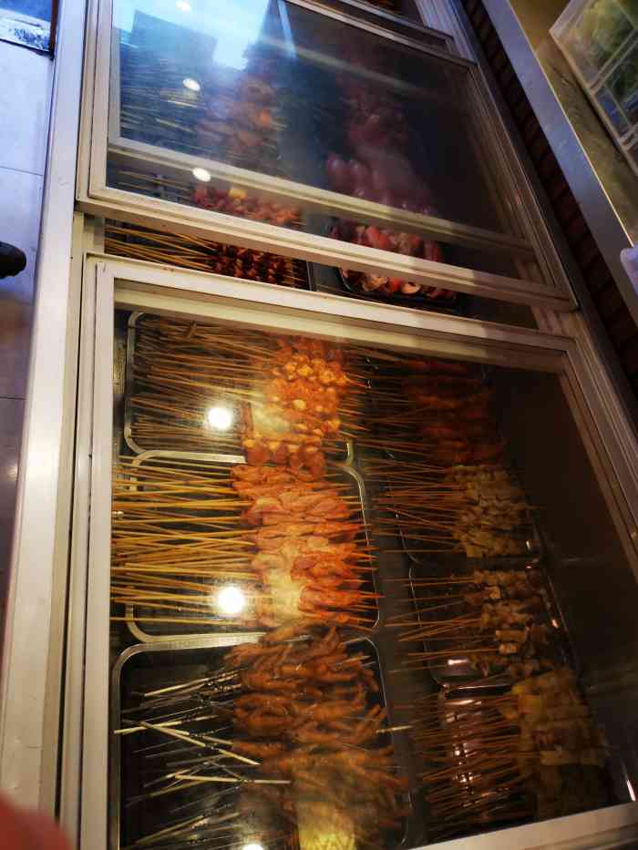 阿海提烧烤店-"半夜1点多去的02人依旧很多～两个人.