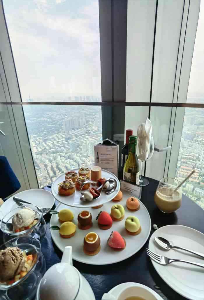 紫峰大厦88层自助餐图片