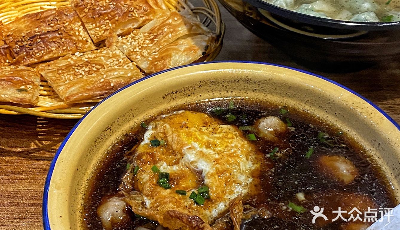 3块钱一份掉渣酥饼 蘸着汤底吃绝摆
