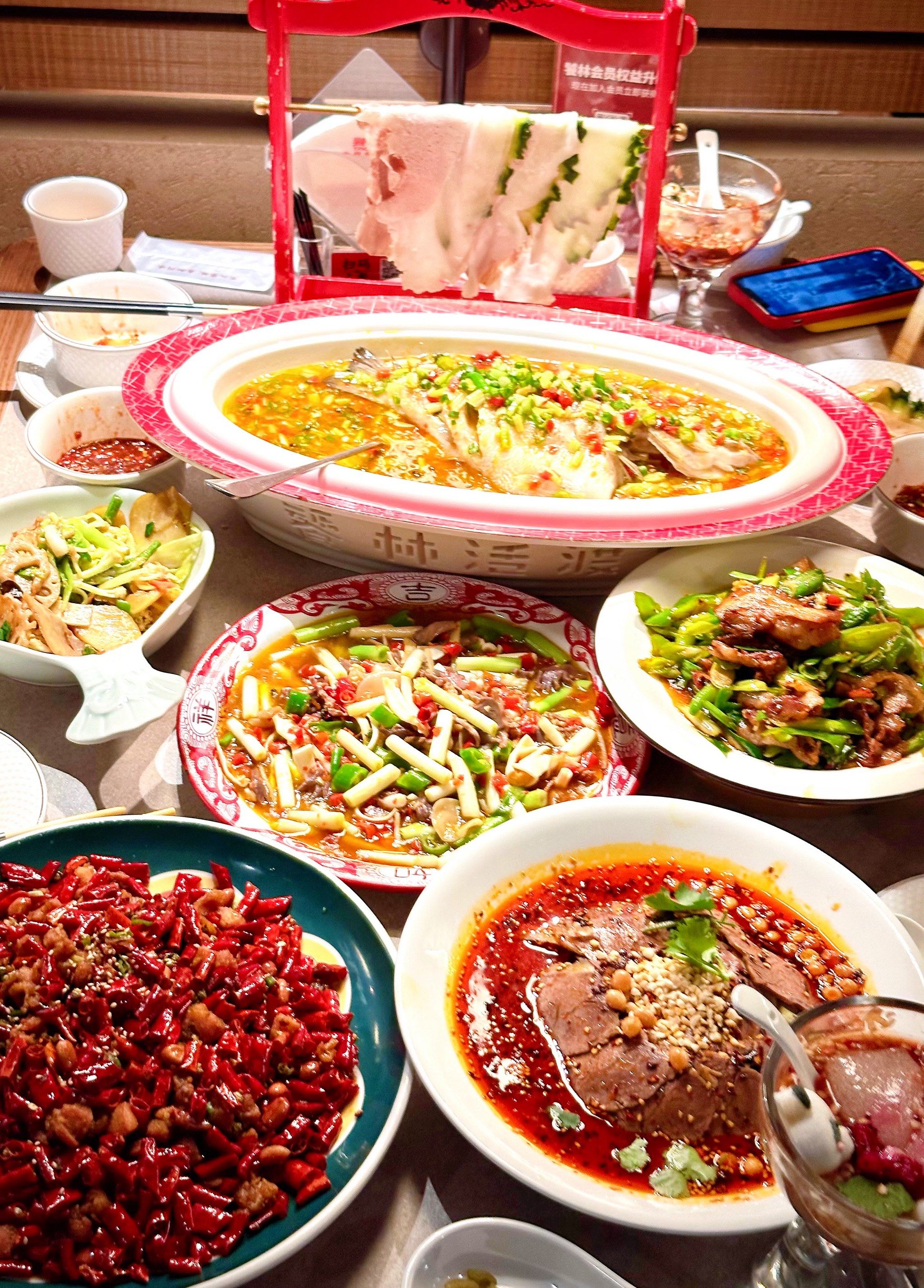 满桌川菜大满足来咯