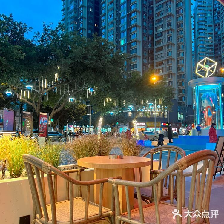 在喜欢的咖啡厅和喜欢的人一起进餐