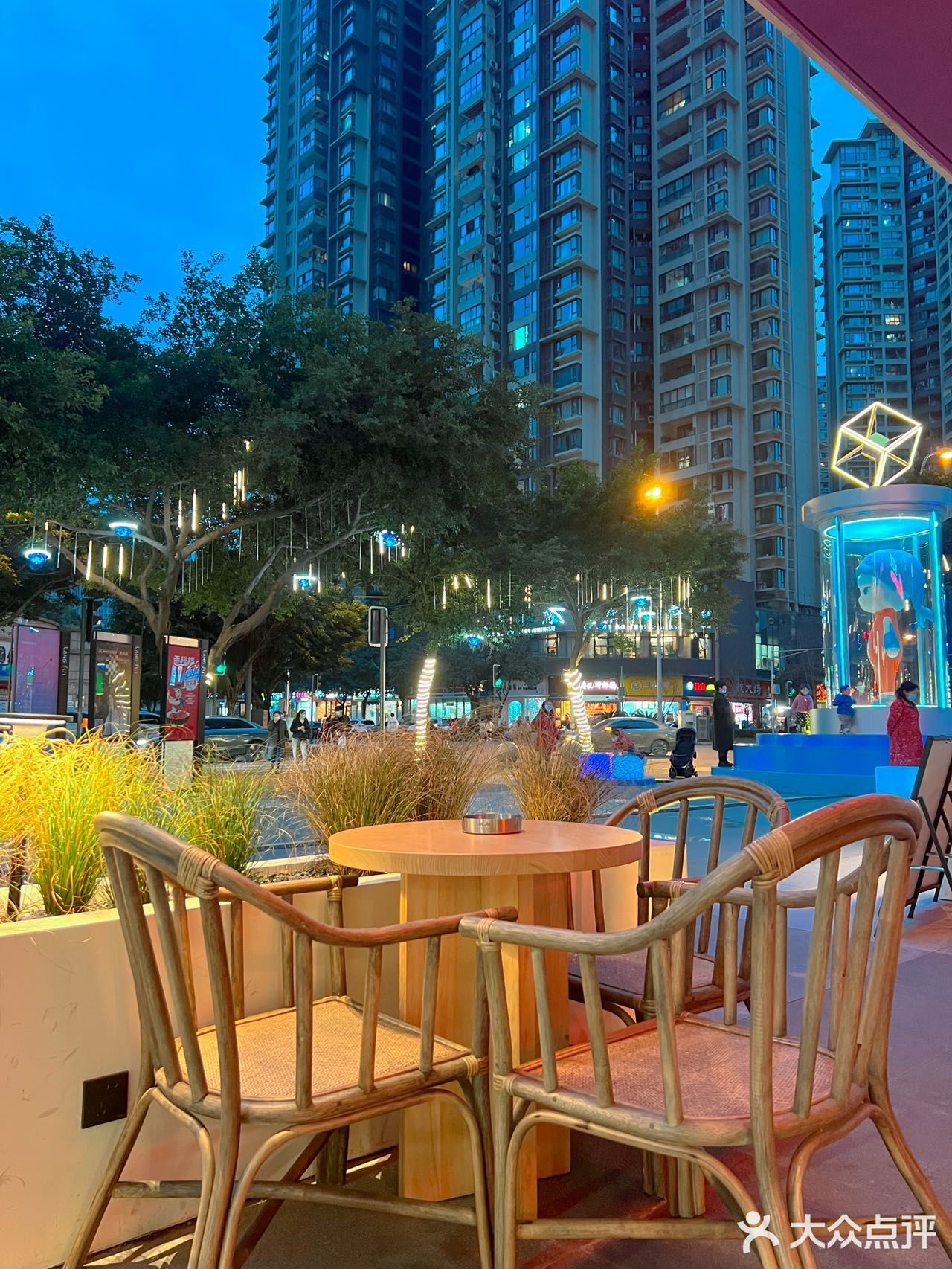 在喜欢的咖啡厅和喜欢的人一起进餐