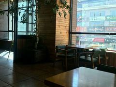 靠窗位-劳顶笨咖啡(益华广场店)