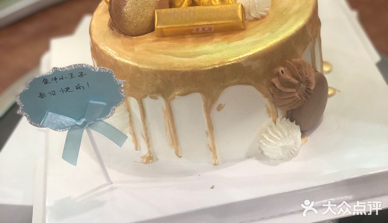 朋友过生日大家集合一起吃鸡