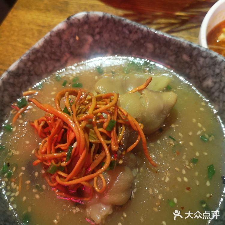 趁着店里活动六八折来吃的很火爆等了一会儿才轮到不过先菜点起来点好也差不多了这个椒麻锅很不错之前没吃过放了很多新鲜花椒吧辣度也能接受蹄子不是软糯的那种有些失望土豆非常好吃脆脆的吃到停不下来最后总体打了六八折