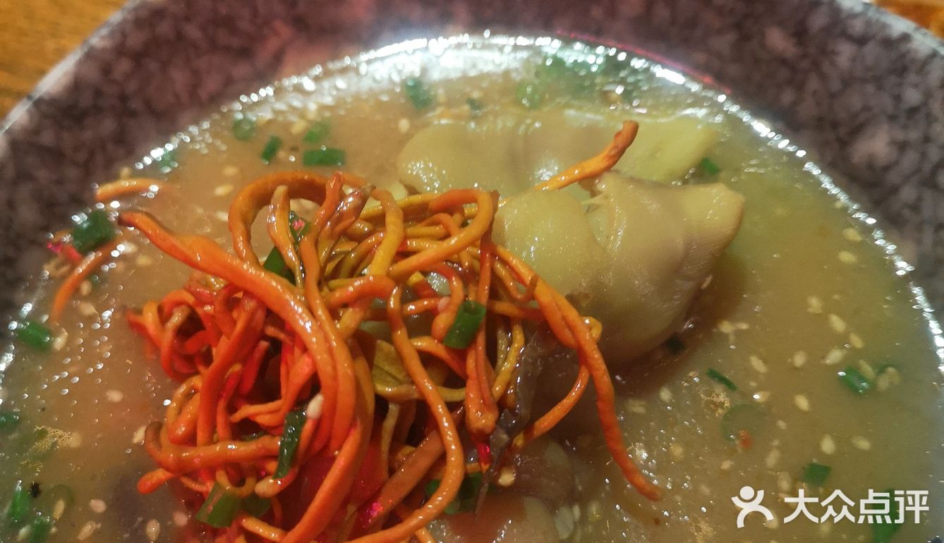 趁着店里活动六八折来吃的很火爆等了一会儿才轮到不过先菜点起来点好也差不多了这个椒麻锅很不错之前没吃过放了很多新鲜花椒吧辣度也能接受蹄子不是软糯的那种有些失望土豆非常好吃脆脆的吃到停不下来最后总体打了六八折