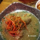 趁着店里活动六八折来吃的很火爆等了一会儿才轮到不过先菜点起来点好也差不多了这个椒麻锅很不错之前没吃过放了很多新鲜花椒吧辣度也能接受蹄子不是软糯的那种有些失望土豆非常好吃脆脆的吃到停不下来最后总体打了六八折